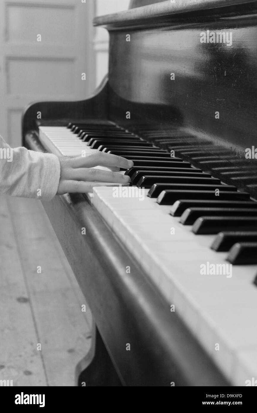Bambino la mano sui tasti di pianoforte Foto Stock