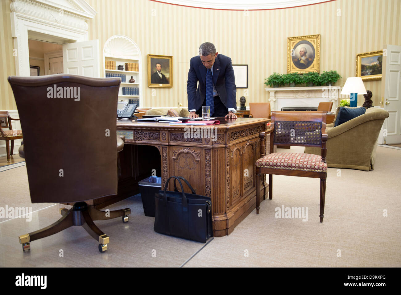 Il Presidente Usa Barack Obama lavora sul suo commento all Ufficio Ovale prima di consegnare una dichiarazione sulla situazione in materia di Internal Revenue Service 15 Maggio 2013 a Washington, DC. Foto Stock