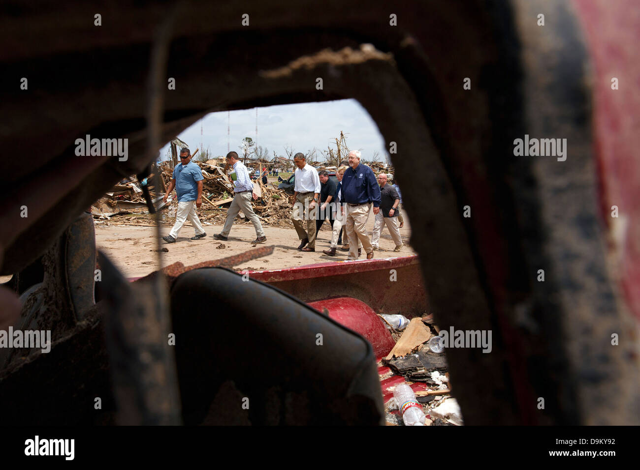 Il Presidente Usa Barack Obama tours tornado danni lungo un blocco di Eagle Drive Maggio 26, 2013 in Moore, OK. Oklahoma governatore Maria Fallin, Amministratore FEMA Craig Fugate e funzionari locali che lo accompagnano. Foto Stock