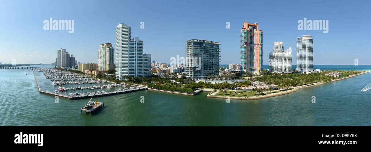 Antenna vista panoramica del sud di Miami Beach durante la giornata di sole - cucita da 5 immagini Foto Stock