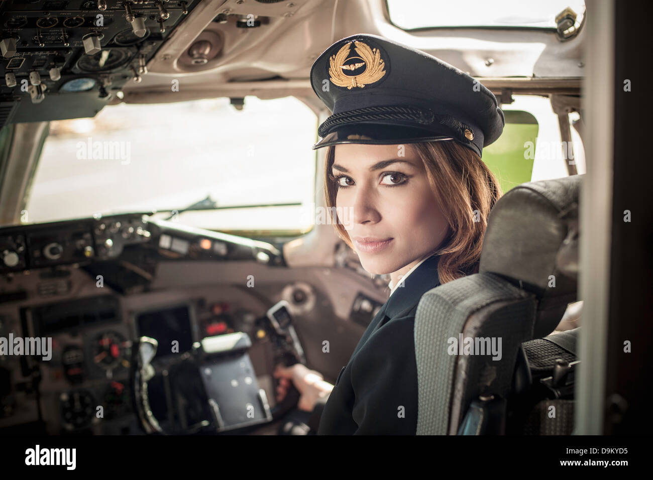 Pilota femmina in aereo cockpit Foto Stock