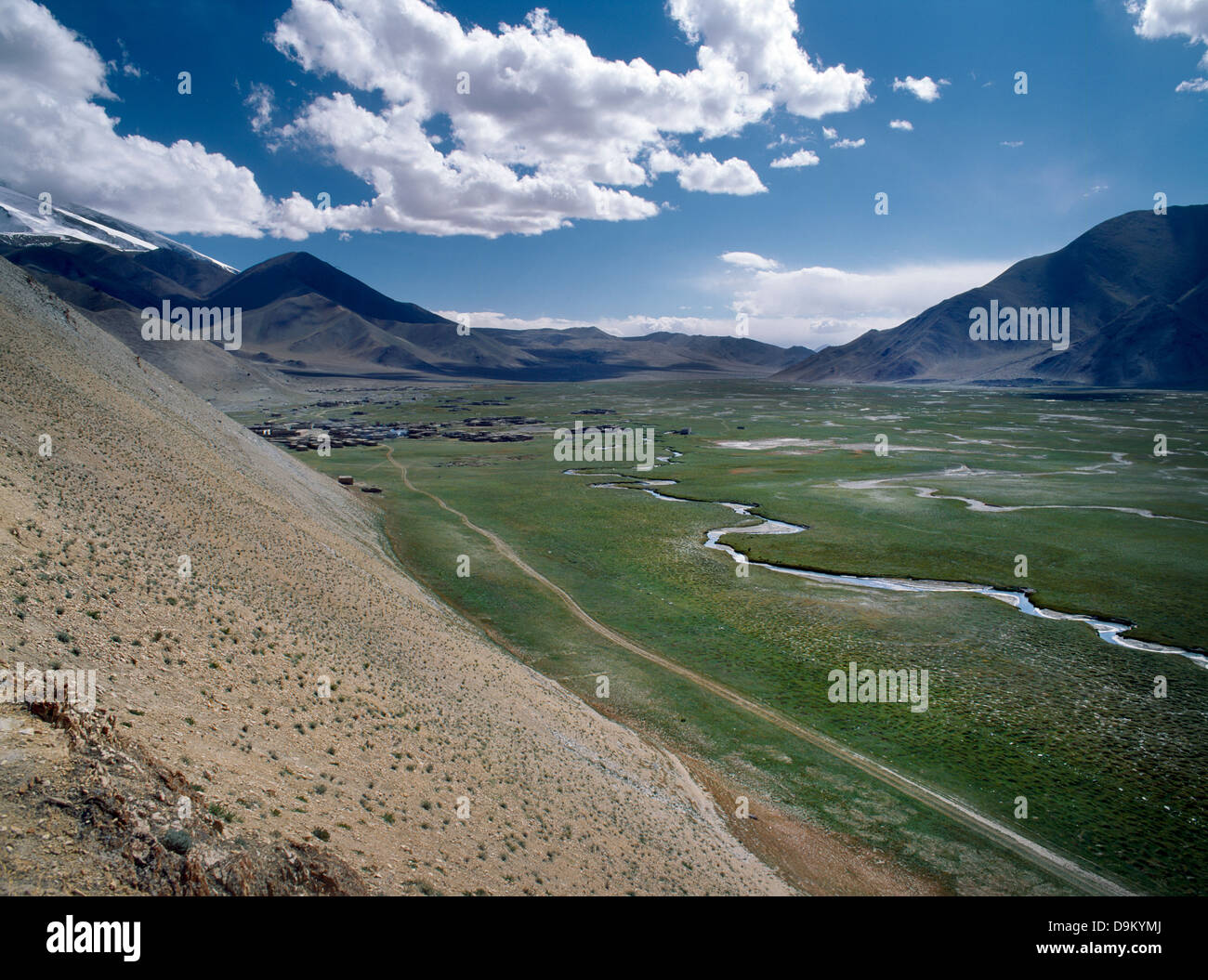 Xinjiang Cina Villaggio del Kirghizistan al piede del Muztag Ata pascoli di montagna dal Lago Karakul Foto Stock