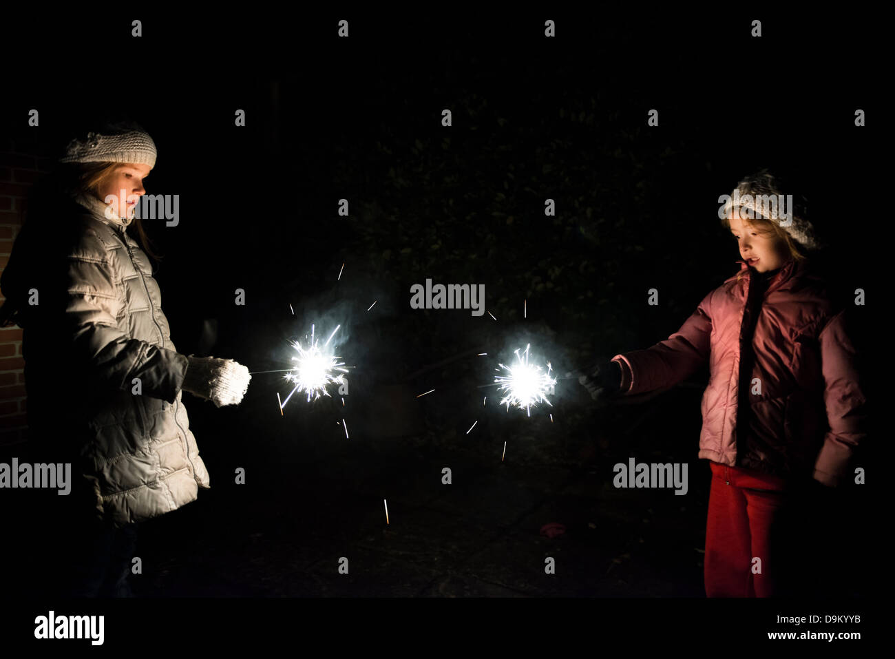 Sorelle azienda botti di notte Foto Stock