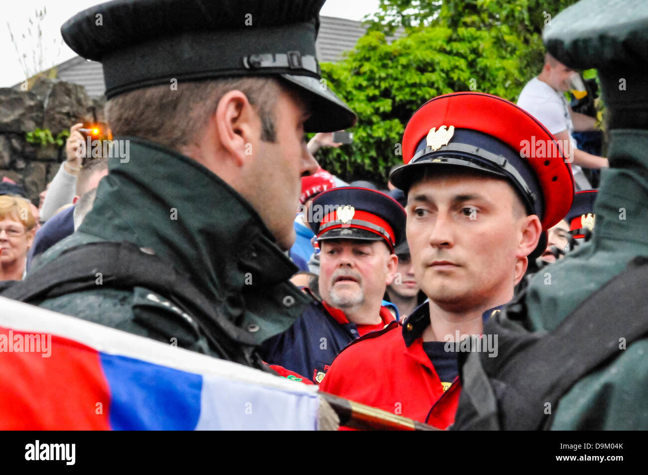 Belfast, Irlanda del Nord. Il 21 giugno 2013. Un fedele membro del partito di colore si abbassa bandiera la sua bandiera attraverso la linea di polizia cantando "Dio salva la nostra Regina' Credit: stephen Barnes/Alamy Live News Foto Stock