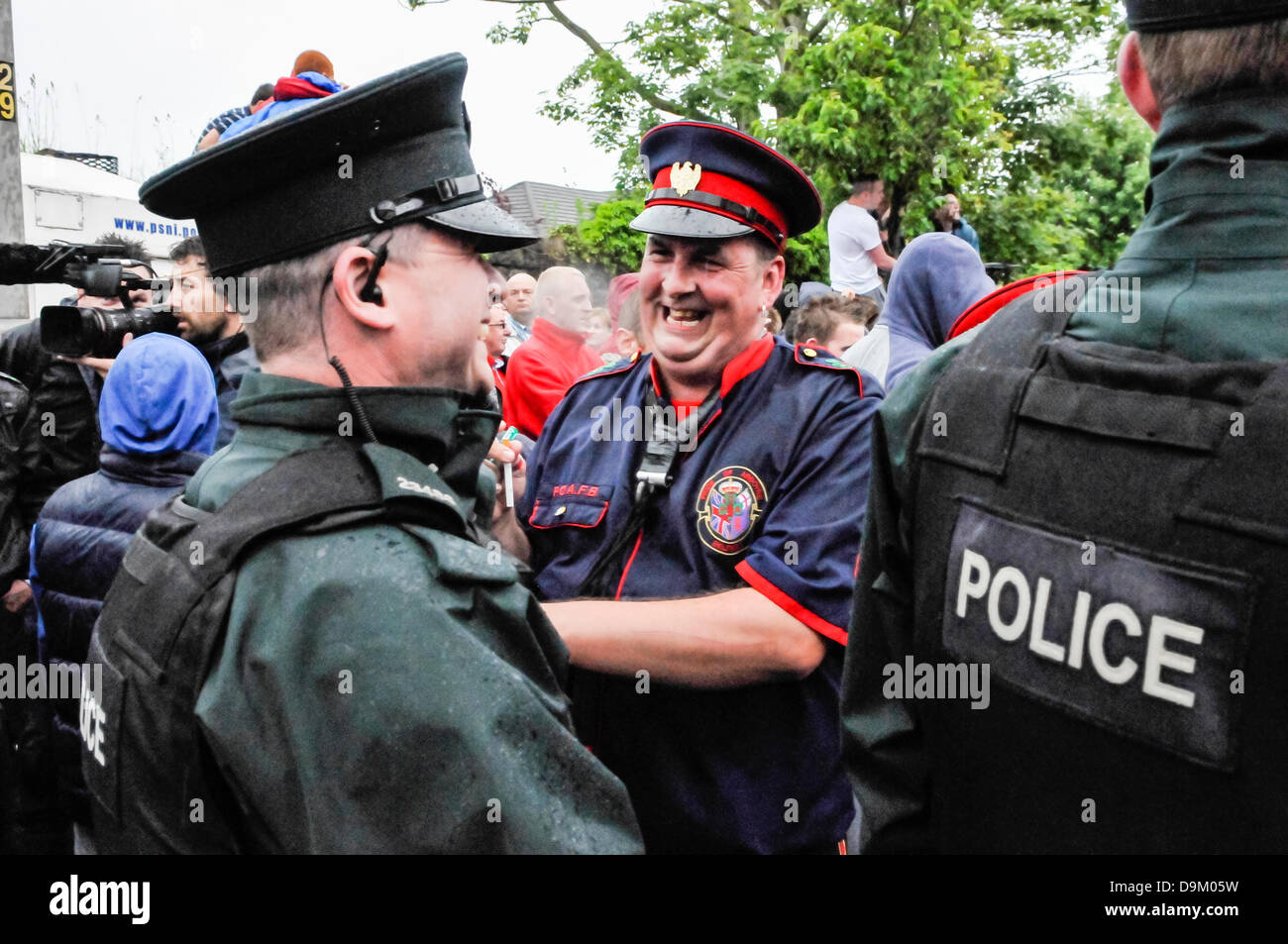 Belfast, Irlanda del Nord. Il 21 giugno 2013. A seguito di una protesta lealisti, un membro della band e un PSNI officer condividere uno scherzo. Credito: Stephen Barnes/Alamy Live News Foto Stock