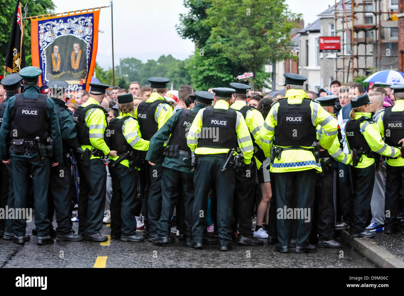 Belfast, Irlanda del Nord. Il 21 giugno 2013. La polizia in uniforme che indossa giacche ad alta visibilità tenere una linea A fermata circa 300 lealisti procedendo verso i negozi di Ardoyne, innescando potenziali della violenza settaria Credit: stephen Barnes/Alamy Live News Foto Stock