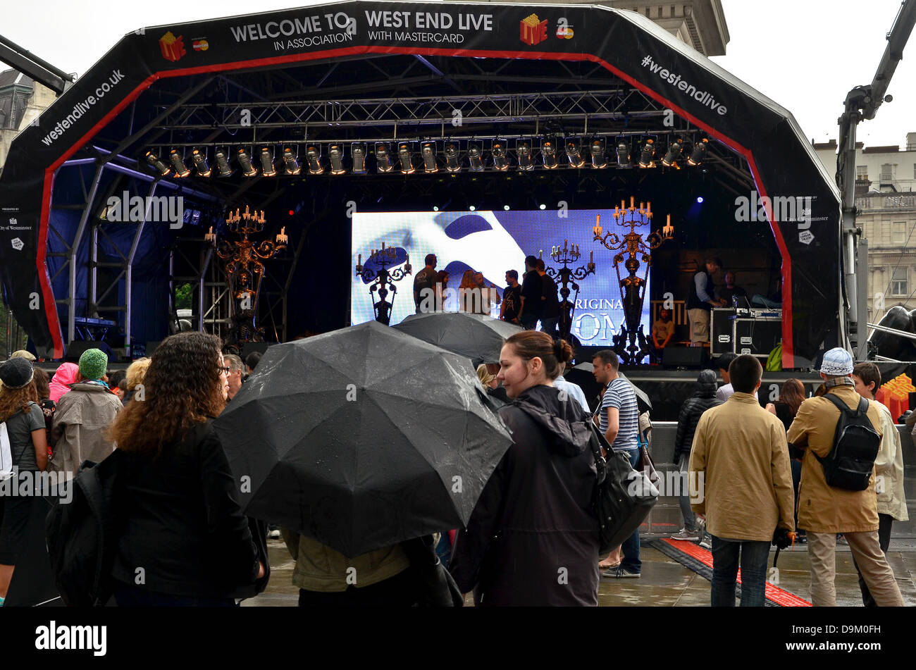 Trafalgar Square, Londra, Regno Unito. Il 21 giugno 2013. I tentativi di Il fantasma dell'Opera a Trafalgar Square - West End LIVE mette in risalto la qualità e la varietà di intrattenimento in offerta nel cuore di Londra, promozione del West End come un luogo emozionante per tutta la famiglia - vivono tutti, tutti gratuitamente nell'impostazione iconico di Trafalgar Square. Credito: Marcin Libera/Alamy Live News Foto Stock