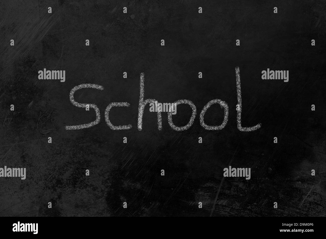Scuola scritto su una scheda di colore nero Foto Stock