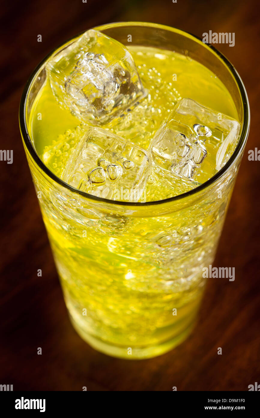 Energia verde Drink Soda contro uno sfondo Foto Stock