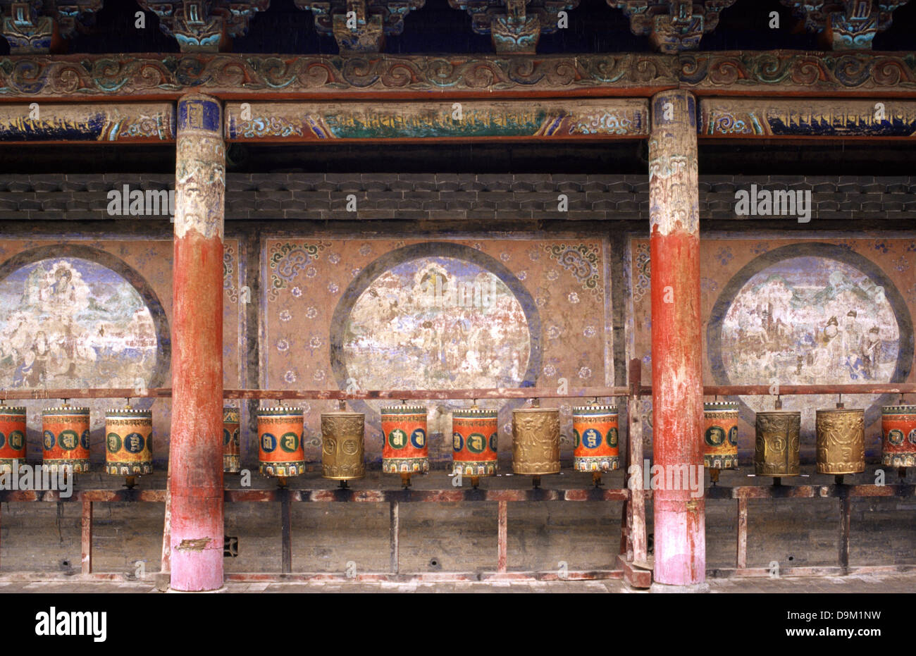 Ruote della preghiera in tibetano Kumbum gompa monastero chiamato anche Ta'er tempio fondata nel 1583 in una valle stretta vicino al villaggio di Lusar nella storica regione tibetana di Amdo nella contea di Huangzhong, in Xining la capitale della Provincia di Qinghai in Cina occidentale Foto Stock