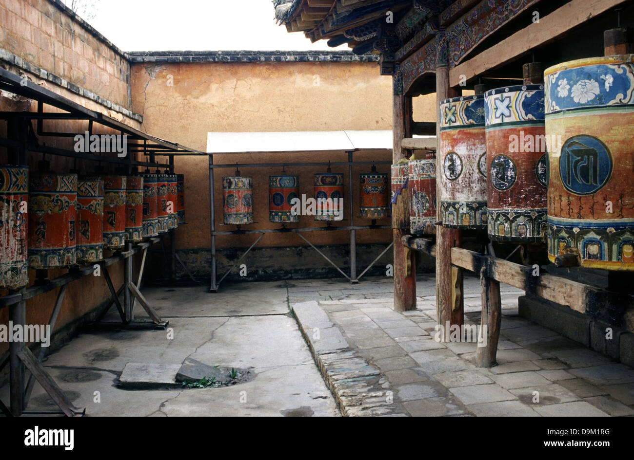 Ruote della preghiera in tibetano Kumbum gompa monastero chiamato anche Ta'er tempio fondata nel 1583 in una valle stretta vicino al villaggio di Lusar nella storica regione tibetana di Amdo nella contea di Huangzhong, in Xining la capitale della Provincia di Qinghai in Cina occidentale Foto Stock