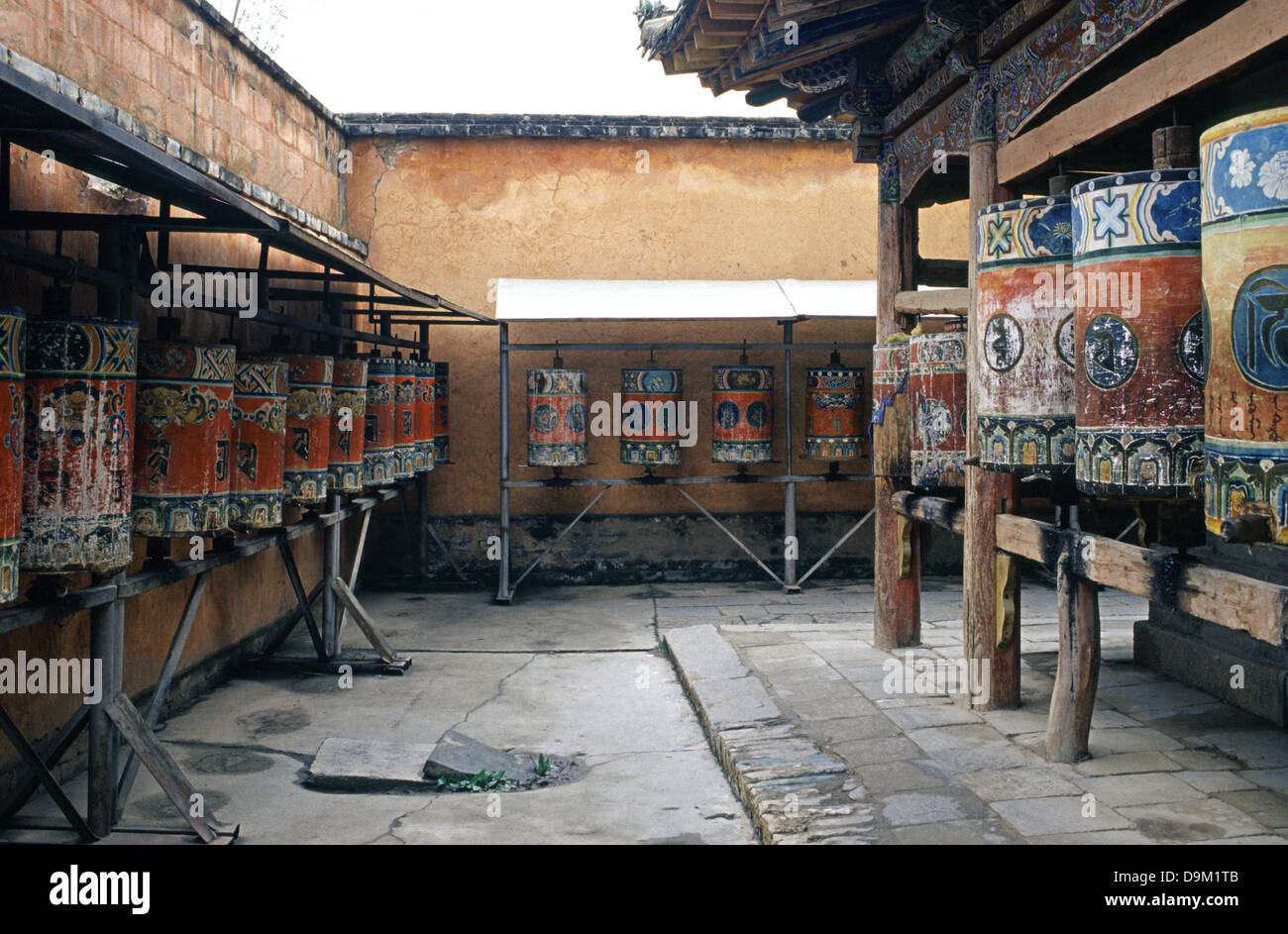 Ruote della preghiera in tibetano Kumbum gompa monastero chiamato anche Ta'er tempio fondata nel 1583 in una valle stretta vicino al villaggio di Lusar nella storica regione tibetana di Amdo nella contea di Huangzhong, in Xining la capitale della Provincia di Qinghai in Cina occidentale Foto Stock