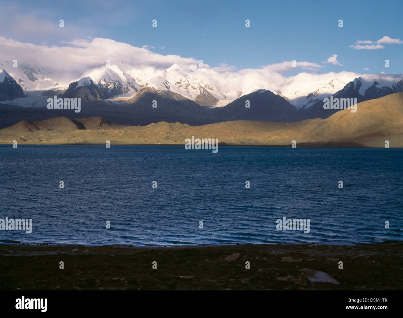 Il lago karakul & Monte Kongur kyzylsu kirghisa paese autonomo nello Xinjiang cina Foto Stock