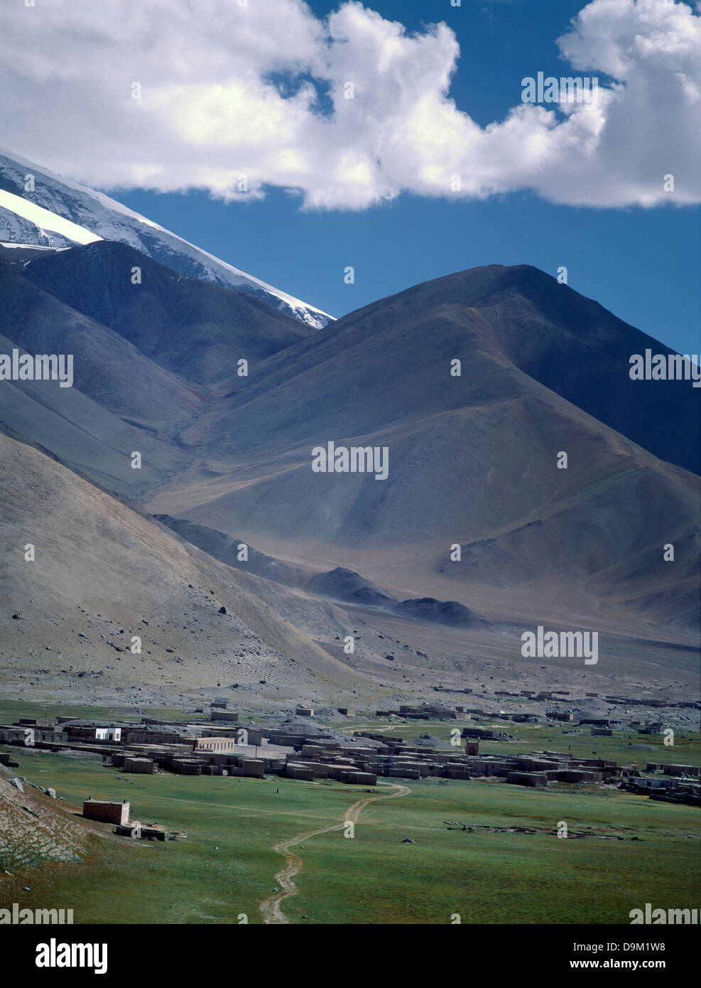 Villaggio del Kirghizistan piede di muztag ata mountain (7546m) vicino al lago karakul kyzylsu kirghisa paese autonomo nello Xinjiang cina Foto Stock