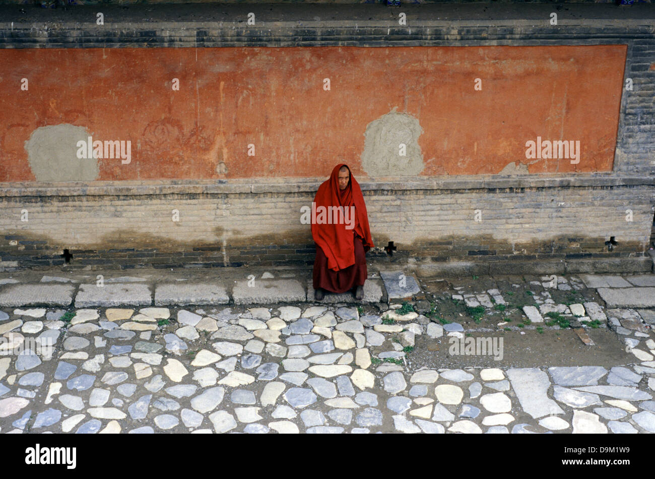 Un Bhikkhu monaco buddista in tibetano Kumbum gompa monastero chiamato anche Ta'er tempio fondata nel 1583 in una valle stretta vicino al villaggio di Lusar nella storica regione tibetana di Amdo nella contea di Huangzhong, in Xining la capitale della Provincia di Qinghai in Cina occidentale Foto Stock
