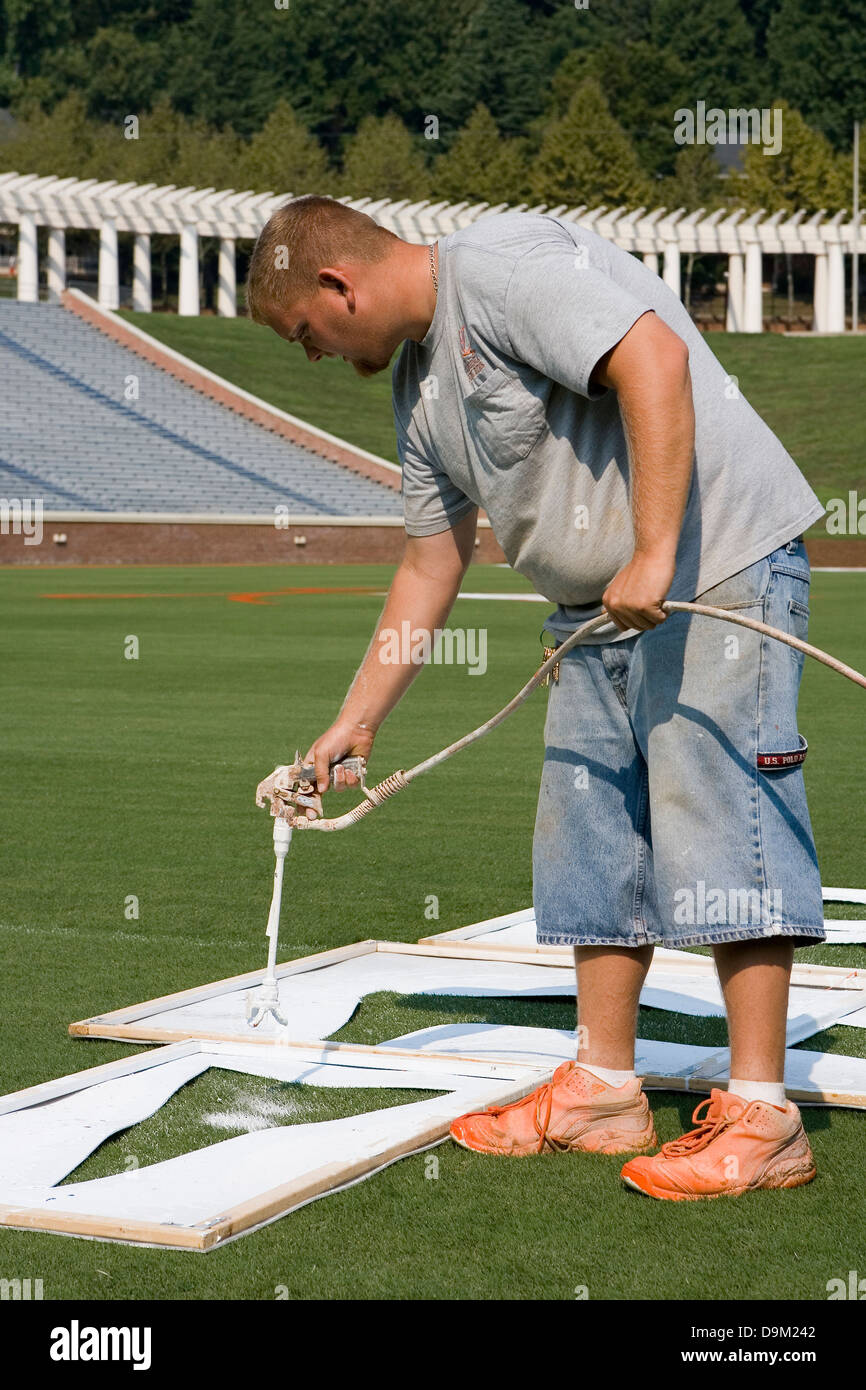L'Università della Virginia Campo Sportivo personale di gestione dipinge il campo di calcio a Scott Stadium il 6 settembre 2007 Foto Stock