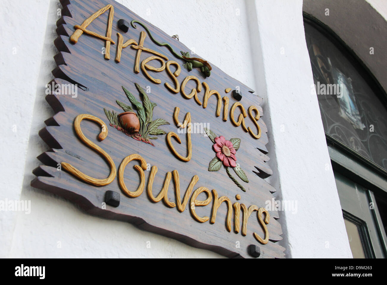 Artigianato e opere artigianali presso un negozio di souvenir nel Casco Antiguo di Panama City. Foto Stock