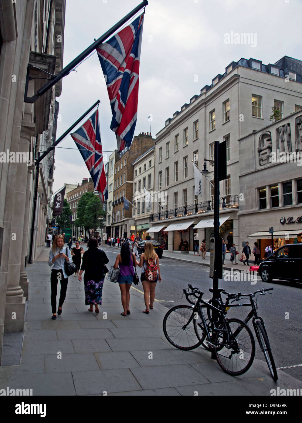 Vista di Bond Street, una sistemazione di strada dello shopping nel West End di Londra che corre da nord a sud tra Oxford Street e Piccadilly Foto Stock