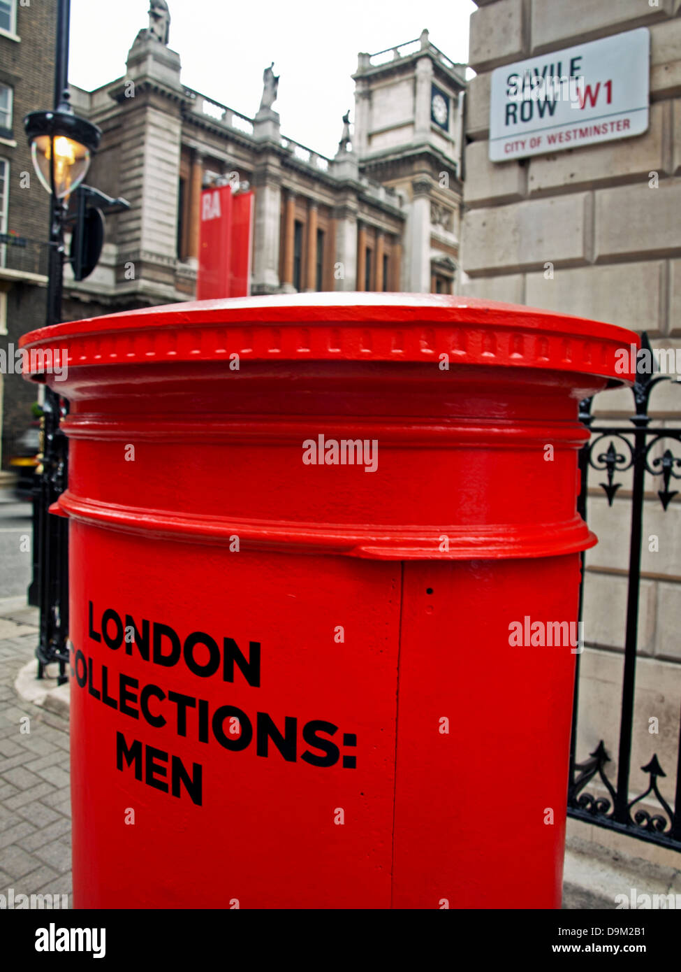Rosso iconica Londra postbox verniciati per segnare il lancio del London: Home di Menswear heritage mappa il 19 giugno 2013, Savile Row Foto Stock