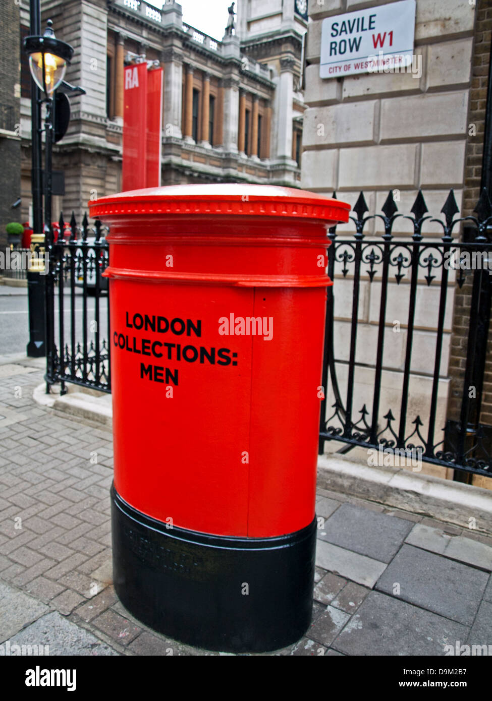 Rosso iconica Londra postbox verniciati per segnare il lancio del London: Home di Menswear heritage mappa il 19 giugno 2013, Savile Row Foto Stock