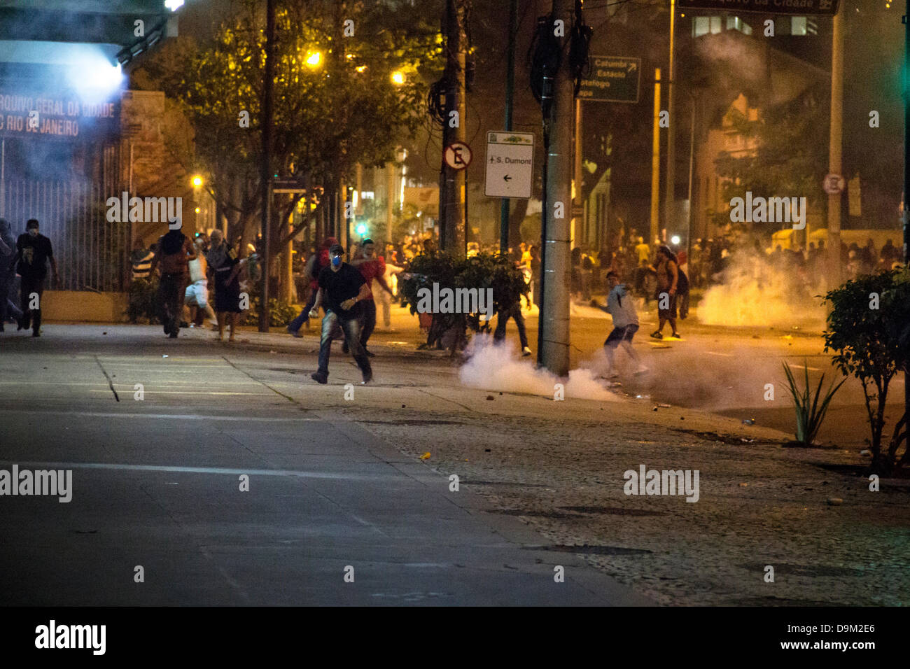 Protesta a Rio de Janeiro - Urban Warfare di manifestazioni di protesta contro l'aumento di prezzo di bus Foto Stock