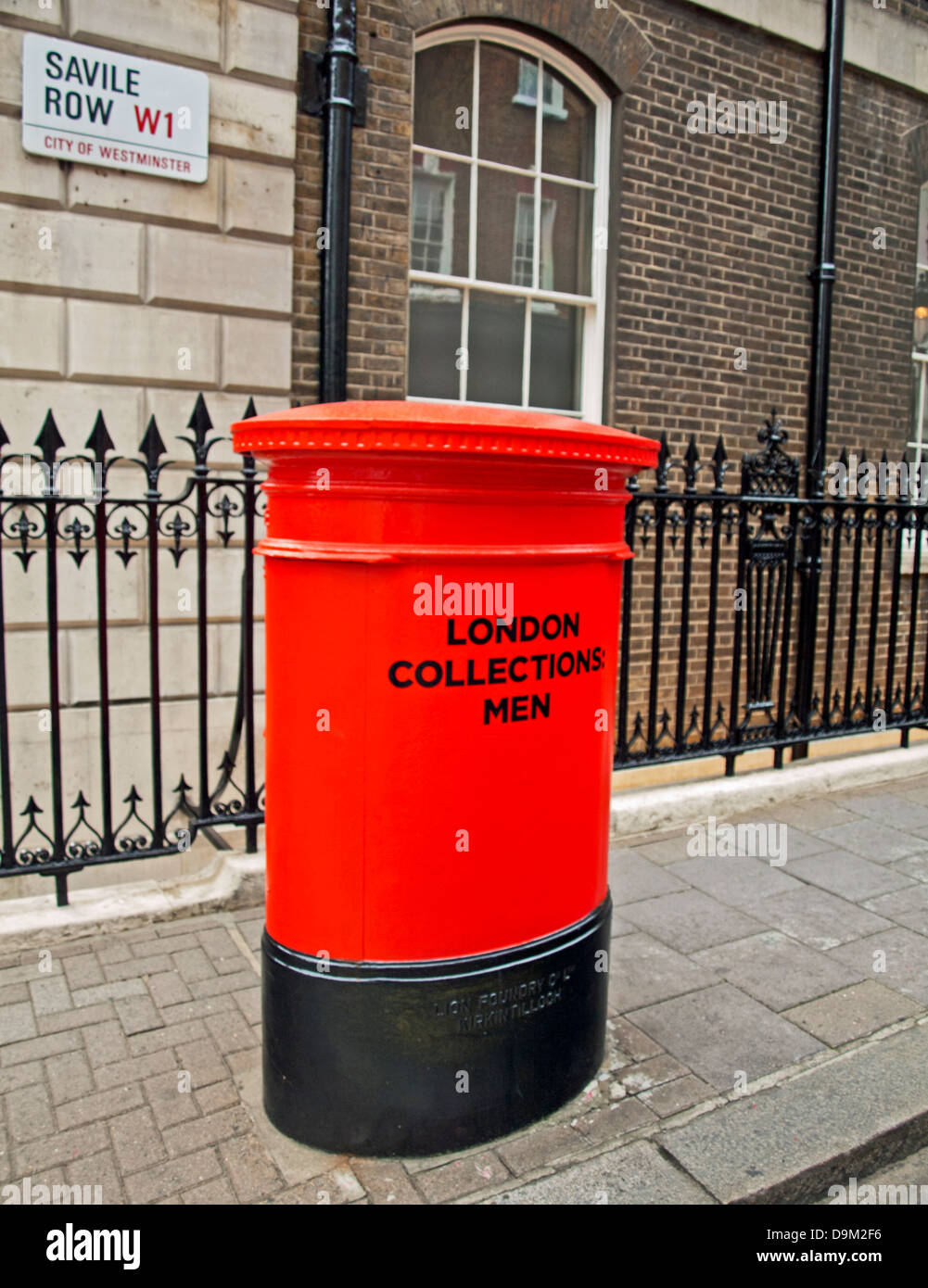 Rosso iconica Londra postbox verniciati per segnare il lancio del London: Home di Menswear heritage mappa il 19 giugno 2013, Savile Row Foto Stock