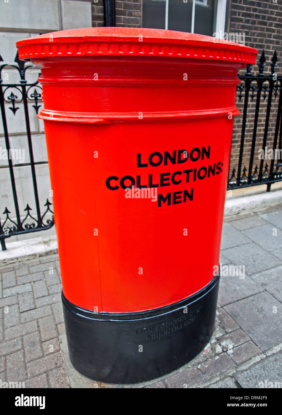 Rosso iconica Londra postbox verniciati per segnare il lancio del London: Home di Menswear heritage mappa il 19 giugno 2013, Savile Row Foto Stock