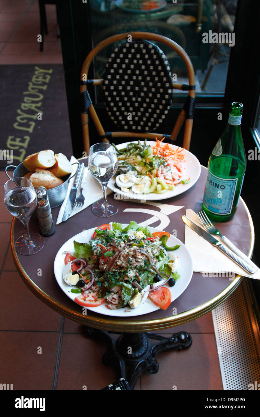 Francia, Versailles, cibo tipico insalata francese con acqua minerale frizzante. Foto Stock