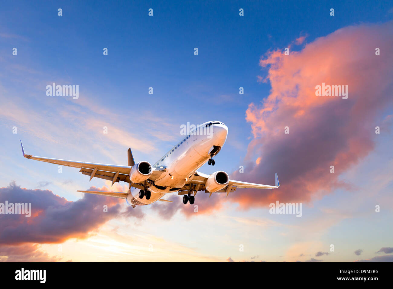 Arrivando in aereo a terra al tramonto - Boeing 737 in arrivo a terra al tramonto. Foto Stock