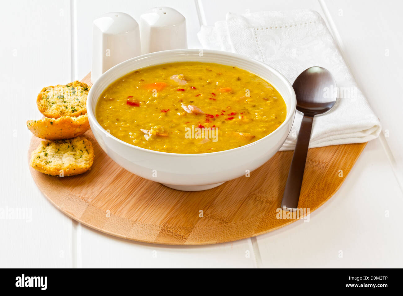 Pancetta di lenticchie zuppa piccante - Zuppa di lenticchie, pancetta e peperoncino, servita con pane tostato aglio. Foto Stock