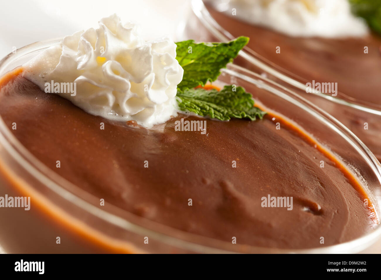 In casa calda budino di cioccolato con panna montata Foto Stock