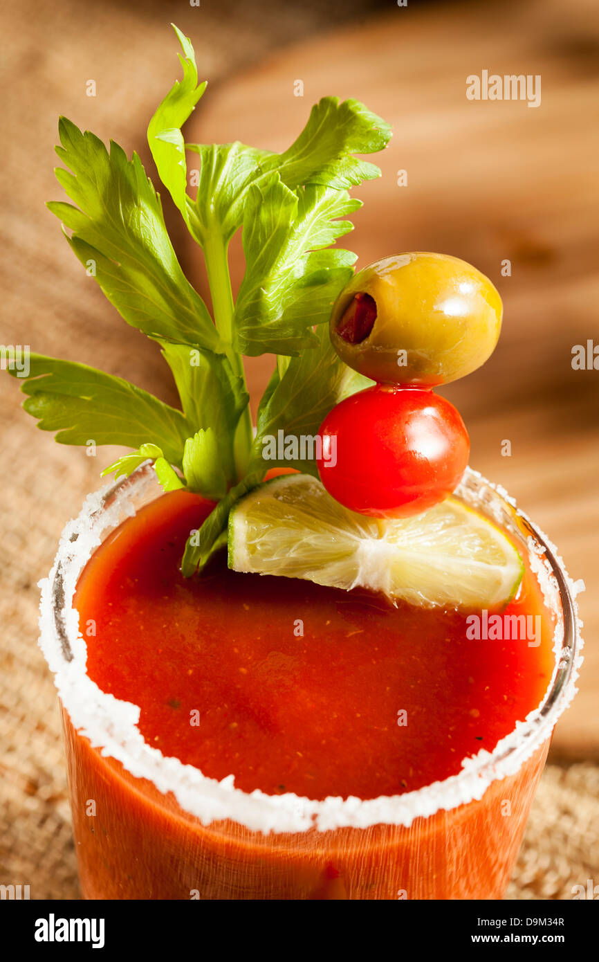 Spicy Bloody Mary la bevanda alcolica con un pomodoro guarnire Foto Stock
