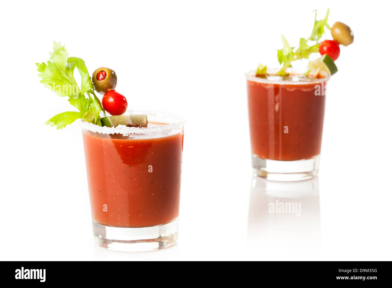 Spicy Bloody Mary la bevanda alcolica con un pomodoro guarnire Foto Stock