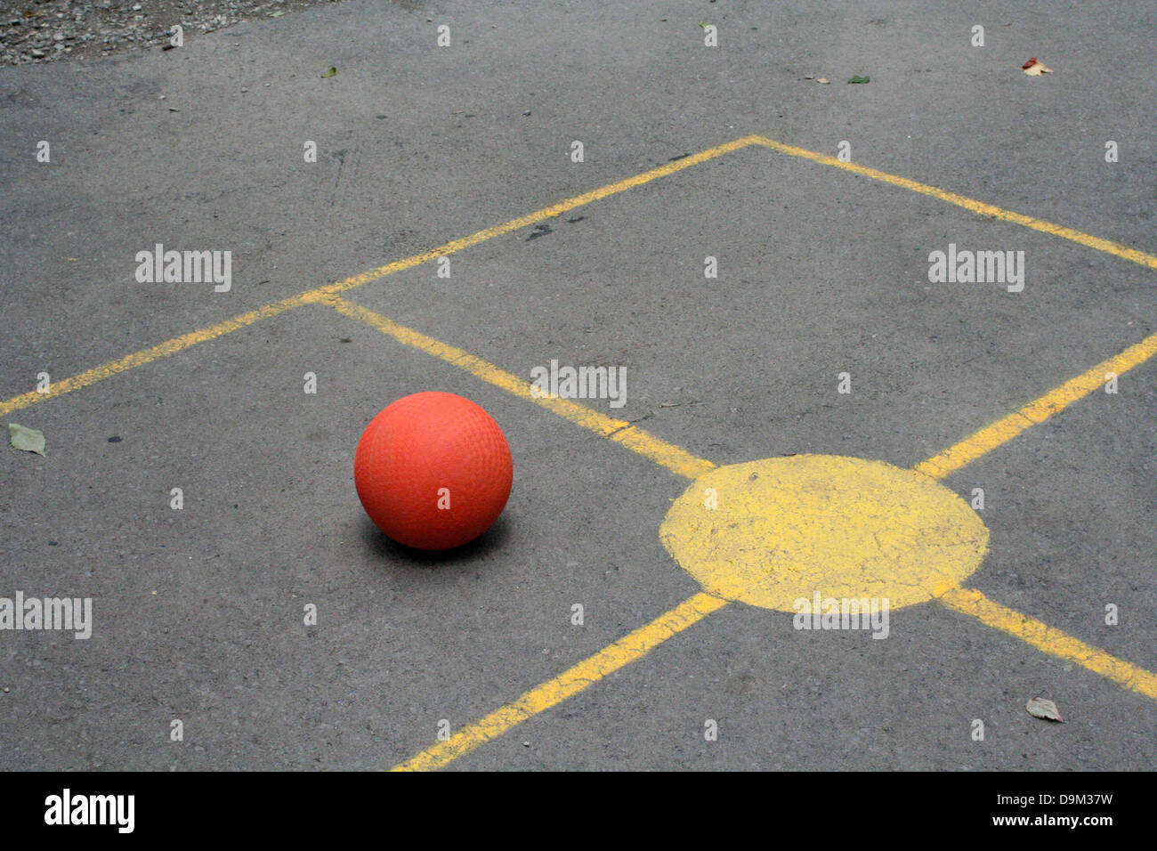 Quattro quadrati di gioco sfera gialla hardtop calcestruzzo asfalto outdoor Foto Stock