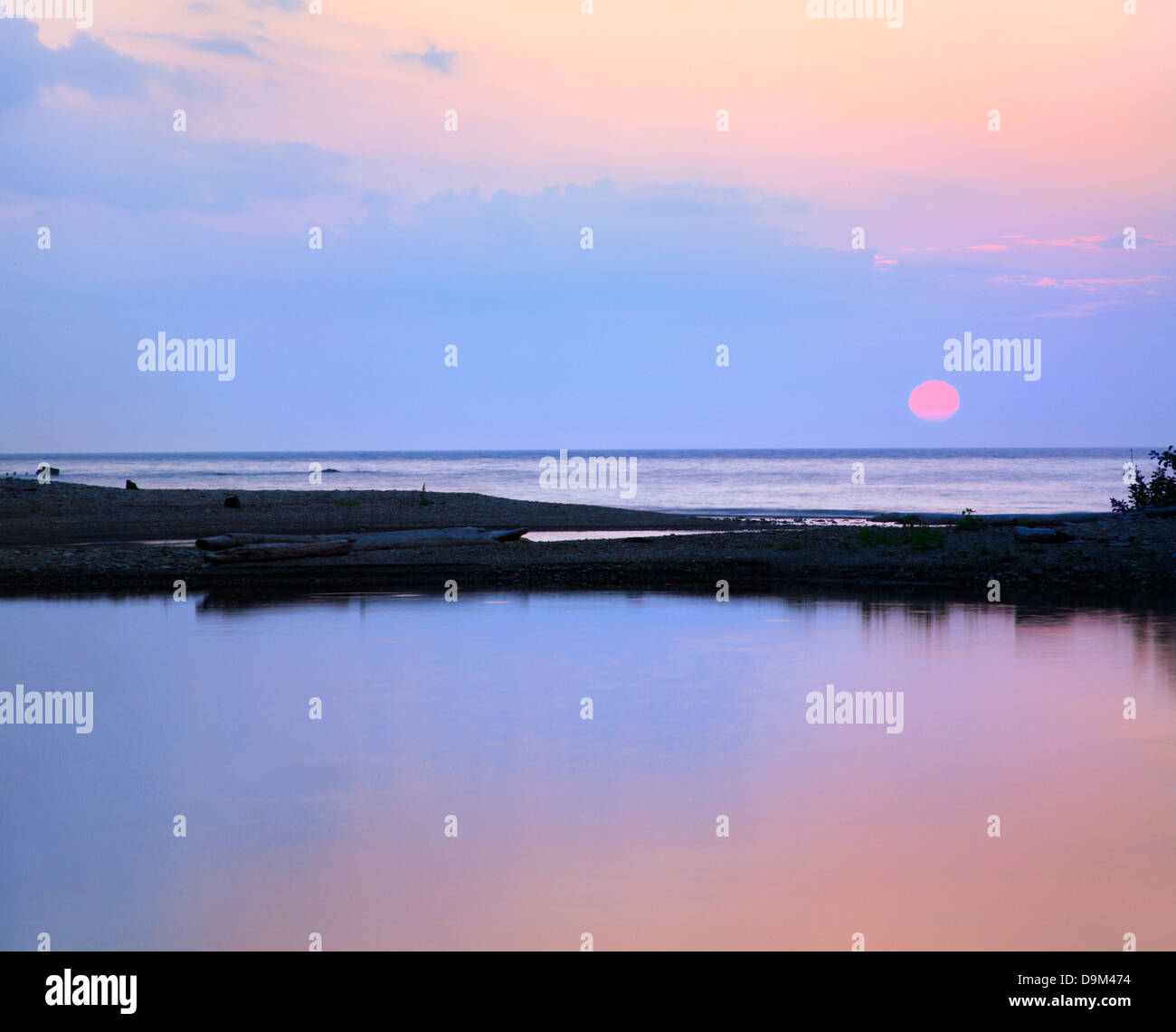 Un colorato tramonto sul Lago Erie in corrispondenza della bocca di Elk Creek vicino al lago di città della Pennsylvania, STATI UNITI D'AMERICA Foto Stock