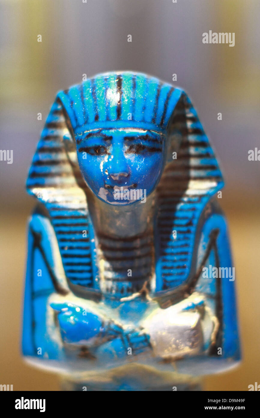 Francia, Parigi, Museo del Louvre, egiziana turchese figurina dal Regno di Séthi1st, xixo Dinastia (c.1294-1279 BC). Foto Stock