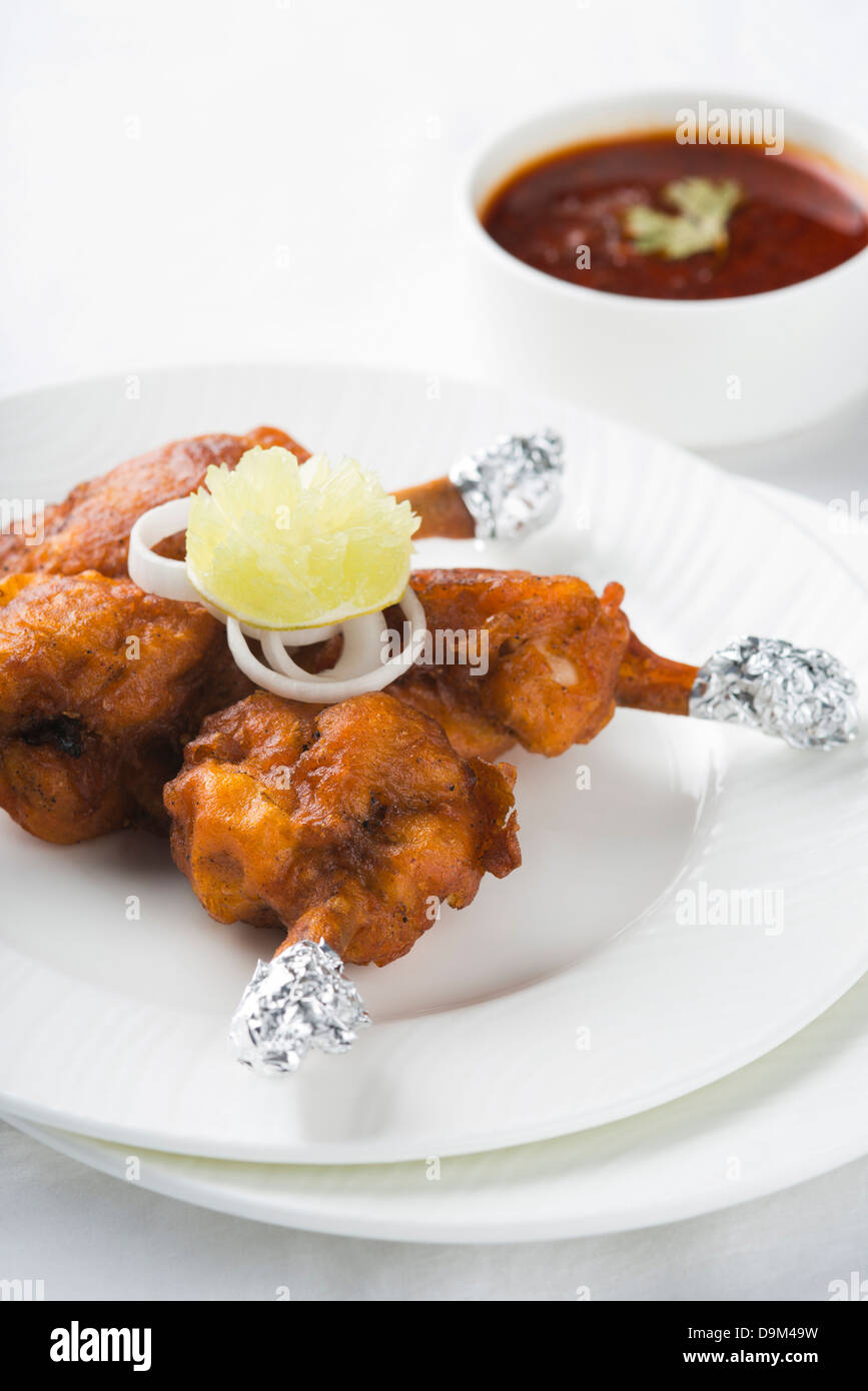 Lecca-lecca di pollo servito in una piastra Foto stock - Alamy