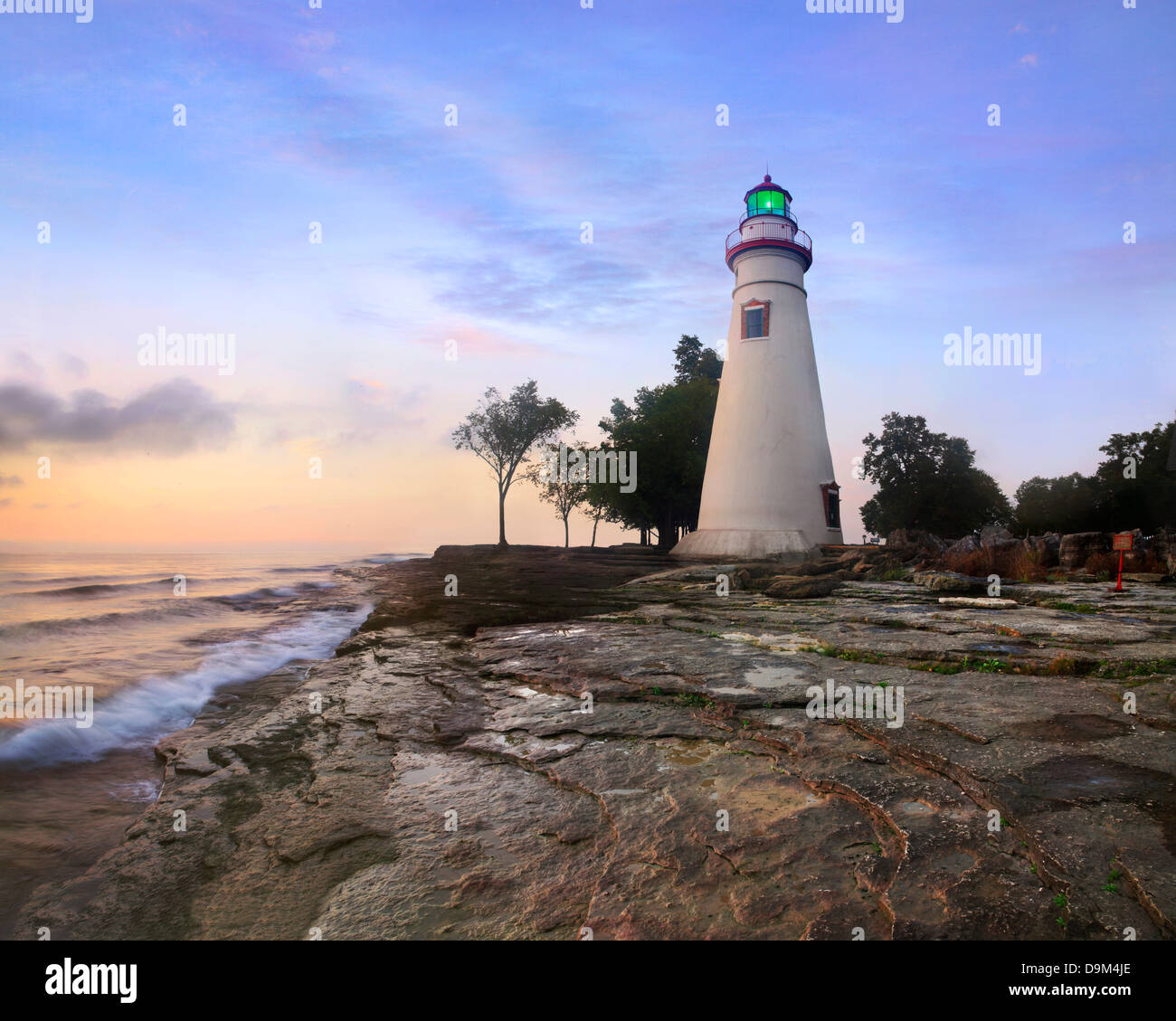 Il Marblehead Lighthouse bagnata nella prima luce dell'alba in una mattinata nebbiosa sul Lago Erie a Marblehead Ohio, Stati Uniti d'America Foto Stock