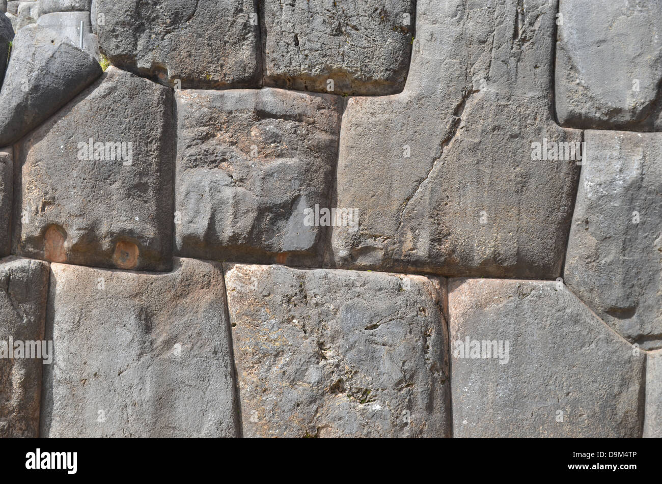Gigantesche pareti di pietra al sito Inca di Sacsayhuaman, Cuzco, Perù Foto Stock