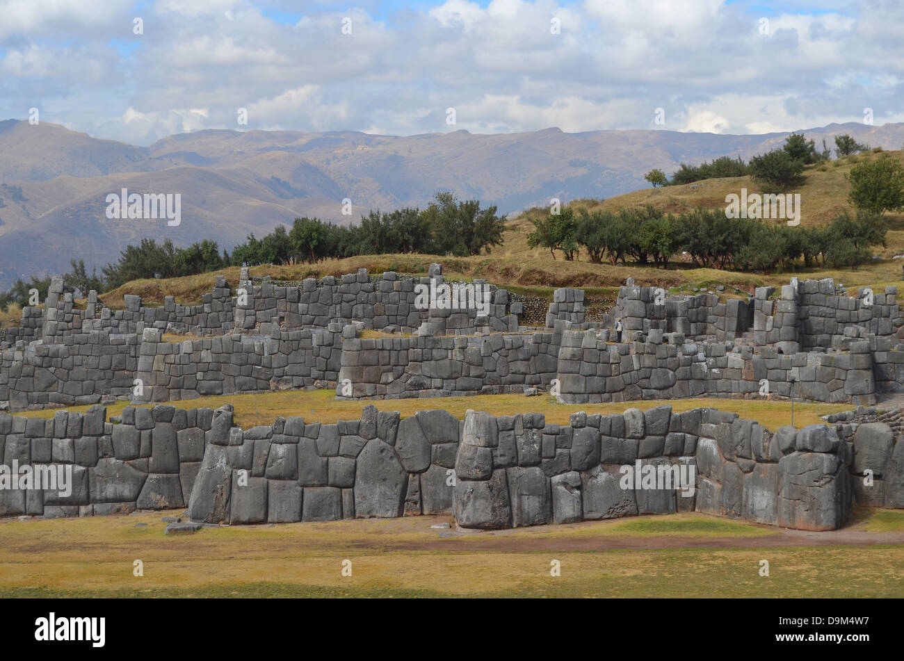 Gigantesche pareti di pietra al sito Inca di Sacsayhuaman, Cuzco, Perù Foto Stock