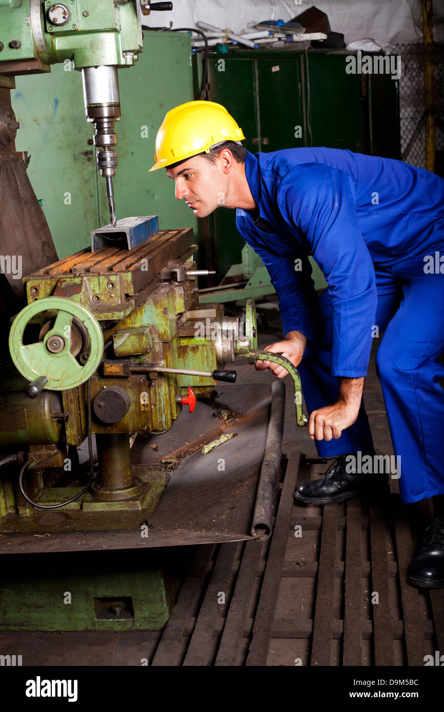 Macchinista industriale il funzionamento della macchina utensile Foto Stock