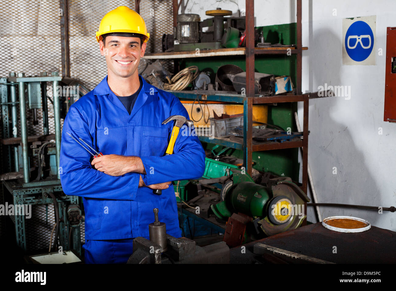 Ritratto di industriale repairman in officina Foto Stock