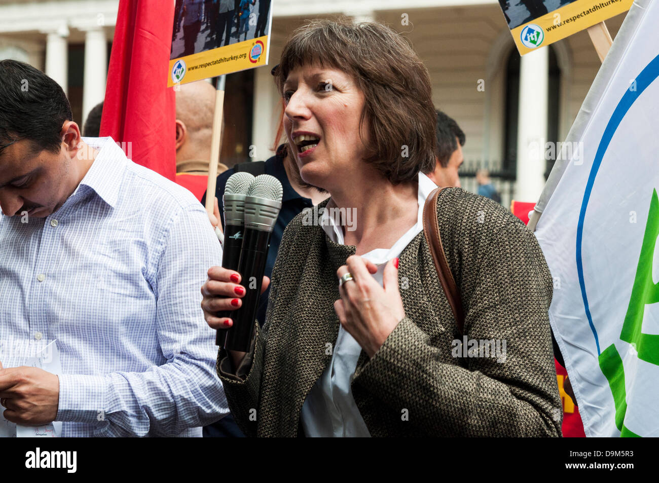 Londra, Regno Unito. Il 21 giugno 2013. TUC segretario generale Frances O'Grady parla di manifestanti fuori l'ambasciata turca a Londra presso una dimostrazione chiamato dalla Federazione internazionale dei lavoratori del settore dei trasporti in solidarietà con il popolo turco vittime della repressione in seguito a proteste sul futuro della Piazza Taksim di Istanbul. Credito: David Isaacson/Alamy Live News Foto Stock