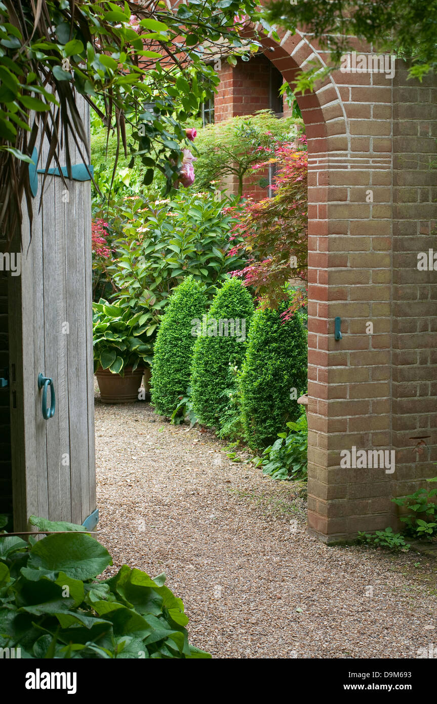 Porta di legno in inglese walled garden Foto Stock