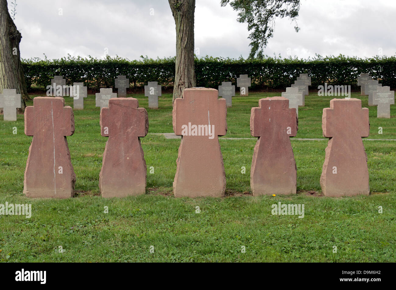 Cinque memoriale di arenaria lapidi del cimitero tedesco a Rancourt, Somme Picardia, Francia. Foto Stock