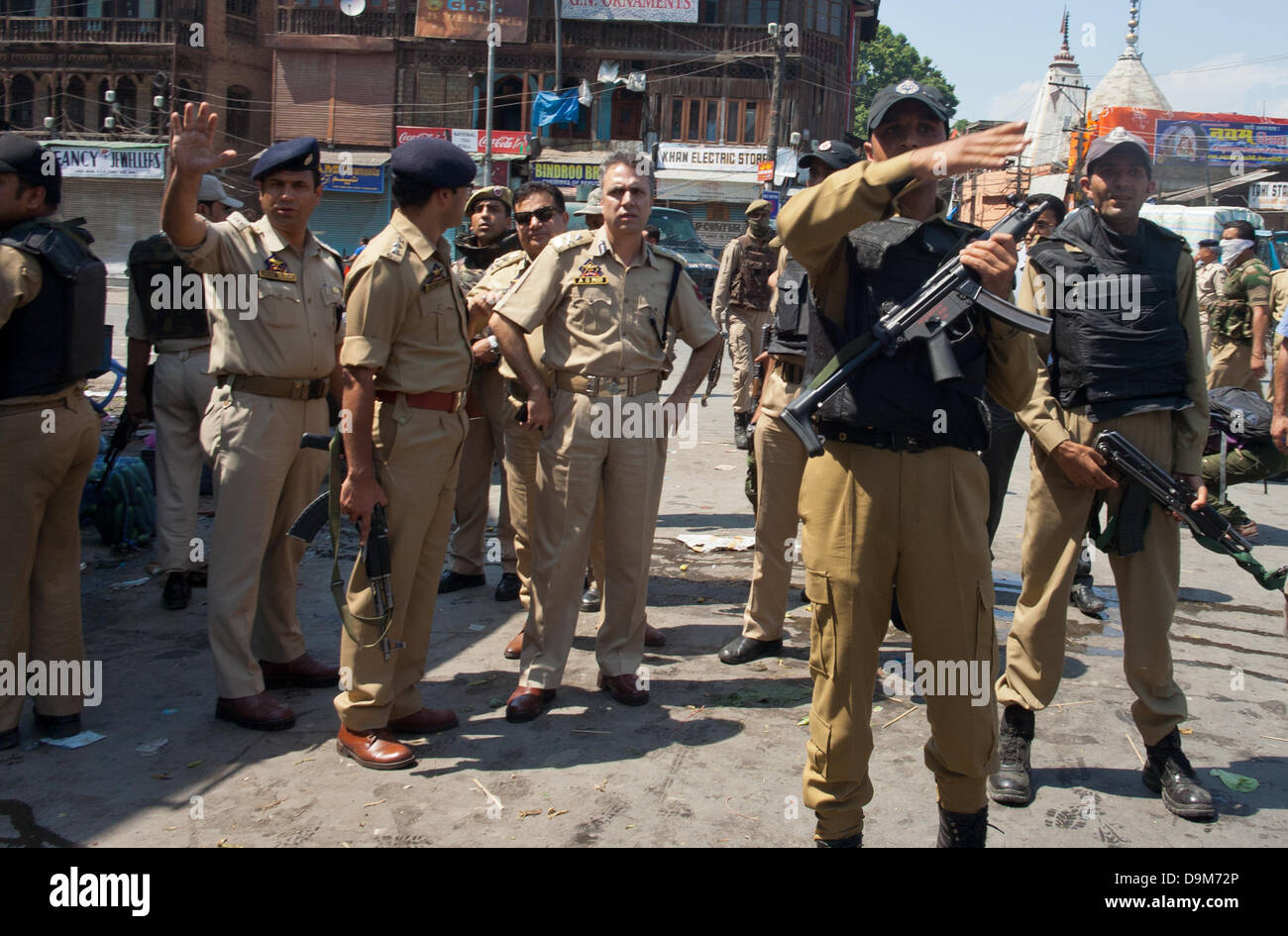 Srinagar, Indiano Kashmir amministrato del 22 giugno 2013. Poliziotti indiana protegge l'area dopo il sospetto di militanti hanno ucciso i due colleghi a Srinagar, la capitale estiva di Indiano Kashmir amministrato.La sicurezza è stata potenziata in Kashmir, in particolare la capitale estiva città di Srinagar, davanti al Primo Ministro indiano Manmohan Singh per visitare il contestato regione himalayana. (Sofi Suhail/ Alamy Live News) Foto Stock