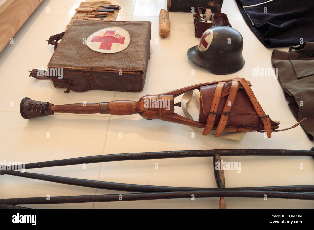 Una guerra mondiale artificiale di una gamba di legno il moncone in esposizione presso lo storico de la Grande Guerre Museum, Peronne, Somme, Francia. Foto Stock