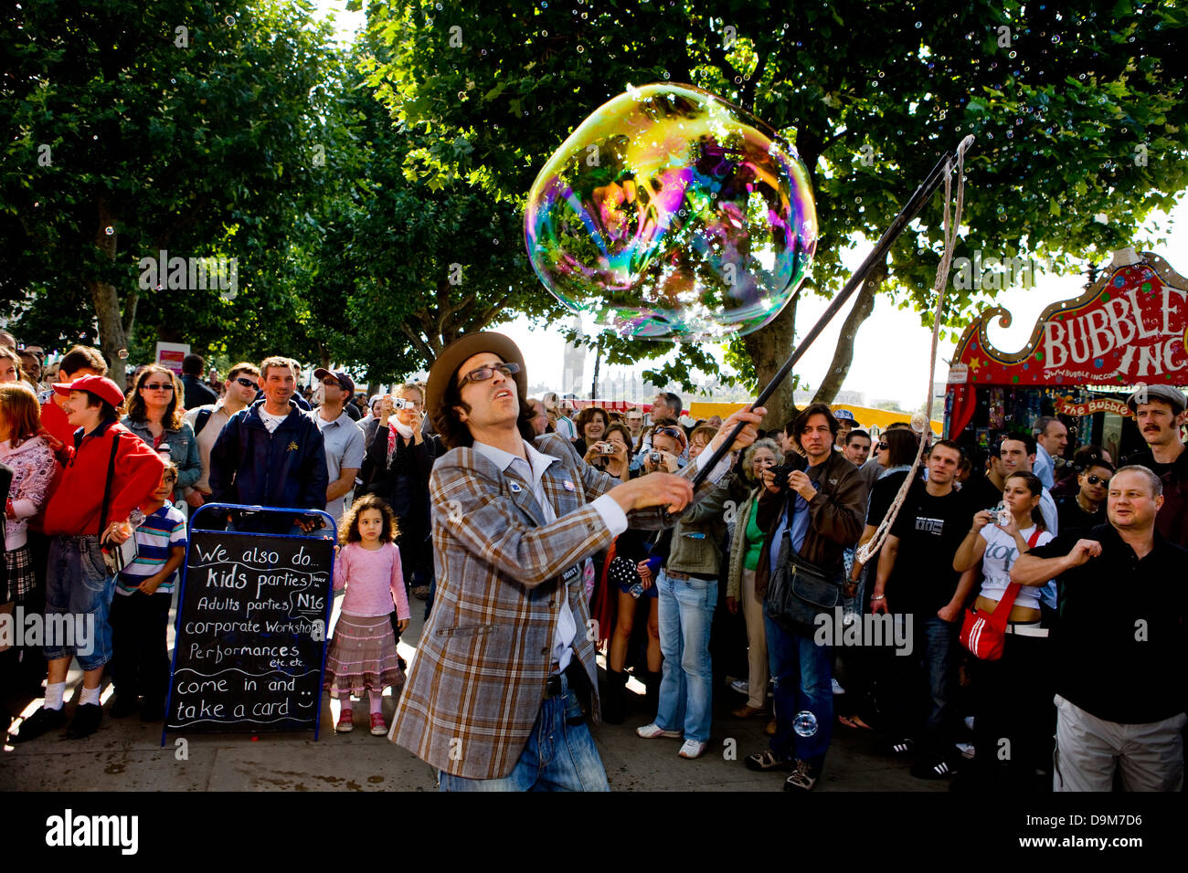 Samsam Bubbleman divertente i visiters della al Tamigi Festival 08 con una bolla gigante Foto Stock