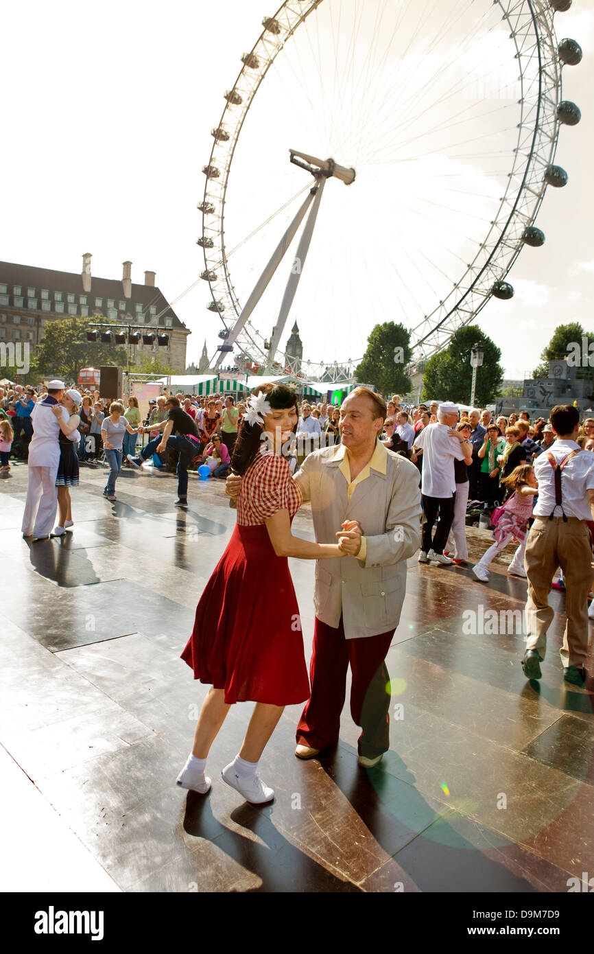 La gente ballare il Southbank Festival, Londra, Regno Unito. Foto Stock