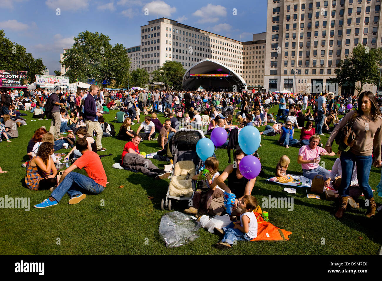 Picnicers davanti alla sala da ballo esterna nel Jubillee giardini durante il Thames Festival 08 Foto Stock